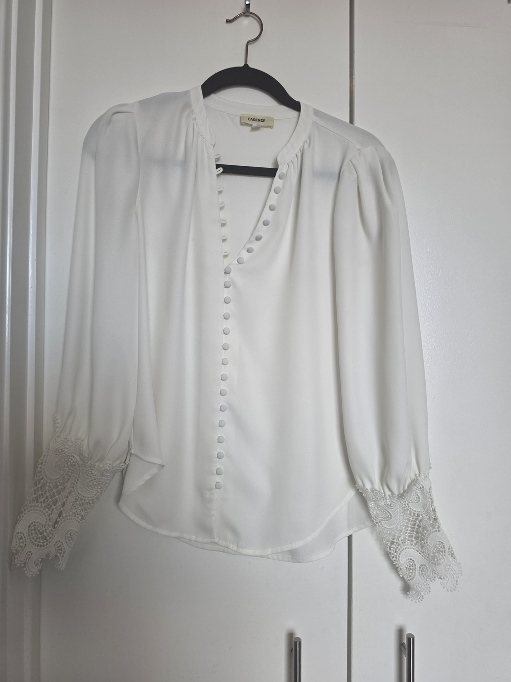 L'AGENCE White Button-Front Blouse with Lace Trim Cuffs